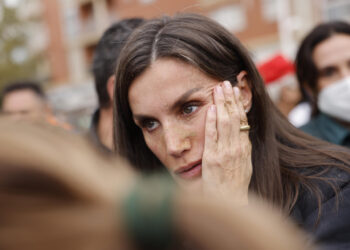 PAIPORTA (VALENCIA), 03/11/2024.- La reina Letizia, durante su visita a Paiporta este domingo. Gritos de 'fuera', así como lanzamiento de barro, están recibiendo a la comitiva de los reyes de España, el presidente del Gobierno, Pedro Sánchez, y el president de la Generalitat, Carlos Mazón, a su llegada al centro de Paiporta. Numerosas personas indignadas han recibido con insultos a la comitiva y se han encarado con ella, mientras que tanto el rey como la reina ha intentado mediar con jóvenes que se les han acercado. EFE/ Ana Escobar