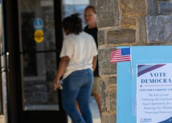 Philadelphia (United States), 05/11/2024.- Voters enter a polling station to cast their ballots in Philadelphia, Pennsylvania, 05 November 2024. Voters across the country are participating in the 2024 U.S. presidential election, deciding in a closely contested race between Republican candidate Donald J. Trump and Democratic candidate, U.S. Vice President Kamala Harris. Philadelphians are also voting in key Senate and Congressional races on Election Day. (Elecciones, Filadelfia) EFE/EPA/DAVID MUSE