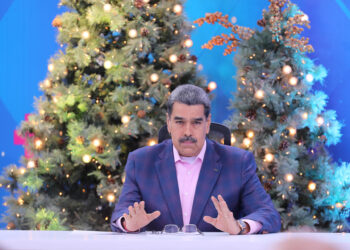 CARACAS (VENEZUELA), 04/11/2024.- Fotografía cedida por Palacio Miraflores del presidente de Venezuela, Nicolás Maduro en su programa semanal de televisión "Con Maduro +", en Caracas (Venezuela). El presidente de Venezuela, Nicolás Maduro, aseguró este lunes que mantiene posiciones cercanas con su homólogo de Colombia, Gustavo Petro, sobre la crisis climática, al tiempo que dijo que el mandatario del país andino se anotó un éxito político y diplomático con la celebración de la Conferencia de Naciones Unidas sobre la Biodiversidad (COP16) en Cali. EFE/ PRENSA MIRAFLORES/SOLO USO EDITORIAL/NO VENTAS/SOLO DISPONIBLE PARA ILUSTRAR LA NOTICIA QUE ACOMPAÑA/CRÉDITO OBLIGATORIO