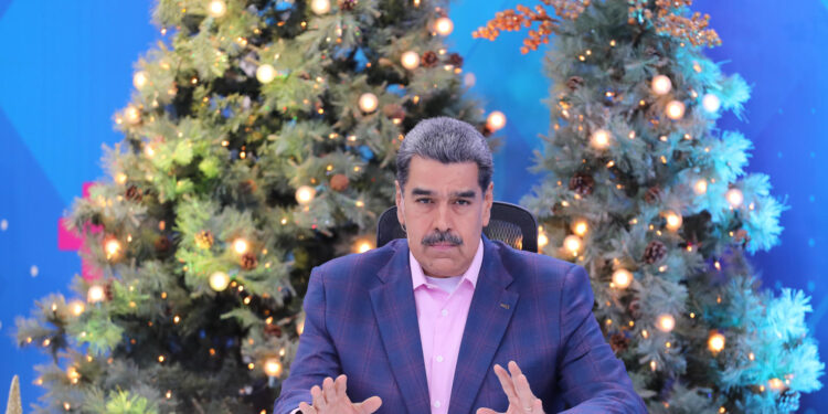 CARACAS (VENEZUELA), 04/11/2024.- Fotografía cedida por Palacio Miraflores del presidente de Venezuela, Nicolás Maduro en su programa semanal de televisión "Con Maduro +", en Caracas (Venezuela). El presidente de Venezuela, Nicolás Maduro, aseguró este lunes que mantiene posiciones cercanas con su homólogo de Colombia, Gustavo Petro, sobre la crisis climática, al tiempo que dijo que el mandatario del país andino se anotó un éxito político y diplomático con la celebración de la Conferencia de Naciones Unidas sobre la Biodiversidad (COP16) en Cali. EFE/ PRENSA MIRAFLORES/SOLO USO EDITORIAL/NO VENTAS/SOLO DISPONIBLE PARA ILUSTRAR LA NOTICIA QUE ACOMPAÑA/CRÉDITO OBLIGATORIO