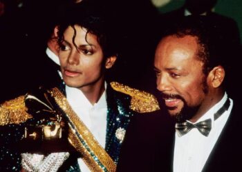 Quincy Jones fue el productor que ayudó a catapultar la carrera de Michael Jackson al estrellato mundial, creando juntos álbumes emblemáticos como Thriller y Bad (Photo by Michael Ochs Archive/Getty Images)