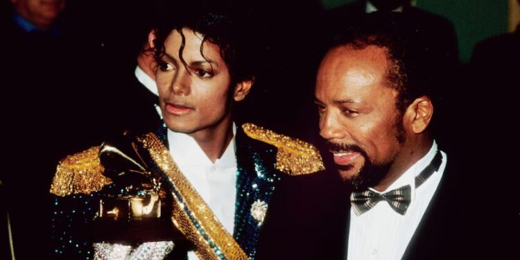 Quincy Jones fue el productor que ayudó a catapultar la carrera de Michael Jackson al estrellato mundial, creando juntos álbumes emblemáticos como Thriller y Bad (Photo by Michael Ochs Archive/Getty Images)