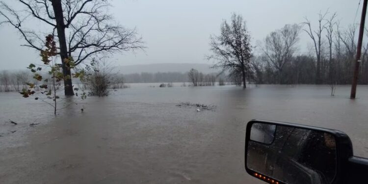 Las intensas lluvias en Missouri causaron el cierre de caminos y afectaron a votantes en St. Louis. (Facebook: Distrito de Protección contra Incendios de Bismarck)