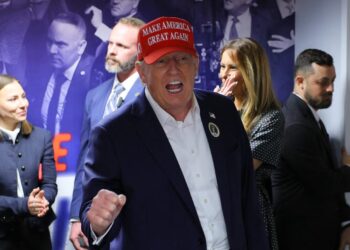 El candidato presidencial Donald Trump, acompañado de la ex primera dama Melania Trump, visita su sede de campaña para dar las gracias a los trabajadores de la campaña en West Palm Beach, Florida