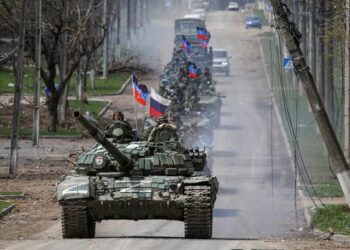 Una columna de tanques rusos transita por la ciudad ucraniana de Mariupol (REUTERS/Chingis Kondarov)