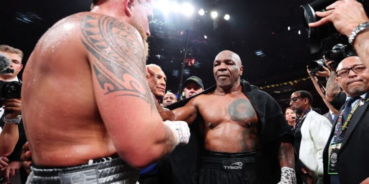 ARLINGTON, TEXAS - NOVEMBER 15: (L-R) Jake Paul announced as winner against Mike Tyson during LIVE On Netflix: Jake Paul vs. Mike Tyson at AT&T Stadium on November 15, 2024 in Arlington, Texas.   Al Bello/Getty Images for Netflix © 2024/AFP (Photo by AL BELLO / GETTY IMAGES NORTH AMERICA / Getty Images via AFP)