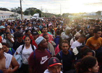 MEX5501. TAPACHULA (MÉXICO), 20/11/2024.- Migrantes caminan en caravana hacia la frontera con Estados Unidos este miércoles, en el municipio de Tapachula en el estado de Chiapas (México). Miles de migrantes, en su mayoría venezolanos, partieron este miércoles desde la frontera sur de México, con la meta de llegar a Estados Unidos antes de que comience la nueva presidencia de Donald Trump, quien ha anunciado restricciones y deportaciones masivas. EFE/ Juan Manuel Blanco