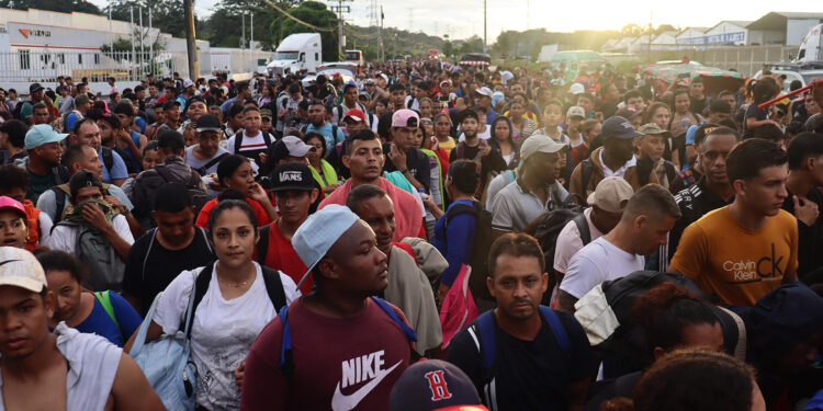 MEX5501. TAPACHULA (MÉXICO), 20/11/2024.- Migrantes caminan en caravana hacia la frontera con Estados Unidos este miércoles, en el municipio de Tapachula en el estado de Chiapas (México). Miles de migrantes, en su mayoría venezolanos, partieron este miércoles desde la frontera sur de México, con la meta de llegar a Estados Unidos antes de que comience la nueva presidencia de Donald Trump, quien ha anunciado restricciones y deportaciones masivas. EFE/ Juan Manuel Blanco