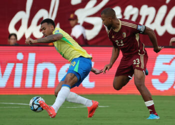 AMDEP9689. MATURÍN (VENEZUELA), 12/11/2024.- Salomón Rondón (d) de Venezuela disputa el balón con Rubén Ramírez de Brasil, este jueves durante un partido de las eliminatorias sudamericanas al Mundial de Fútbol 2026, en el estadio Monumental, en Maturín (Venezuela). EFE/EFE/ Miguel Gutiérrez