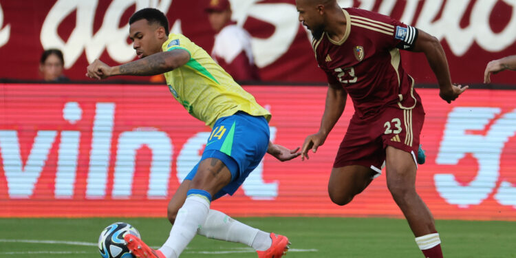 AMDEP9689. MATURÍN (VENEZUELA), 12/11/2024.- Salomón Rondón (d) de Venezuela disputa el balón con Rubén Ramírez de Brasil, este jueves durante un partido de las eliminatorias sudamericanas al Mundial de Fútbol 2026, en el estadio Monumental, en Maturín (Venezuela). EFE/EFE/ Miguel Gutiérrez