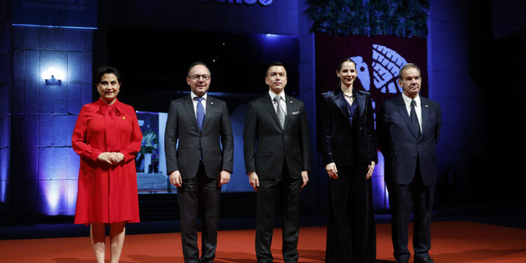 EVE5781. CUENCA (ECUADOR), 14/11/2024.- El presidente de Ecuador, Daniel Noboa (c), y su esposa Lavinia Valbonesi (2-d) posan con el secretario iberoamericano Andrés Allamand (d) y el presidente del Gobierno de Andorra, Xavier Espot Zamora (2-i) este jueves, en la inauguración de la XXIX Cumbre Iberoamericana de Jefes de Estado y de Gobierno, en Cuenca (Ecuador). EFE/ Mariscal