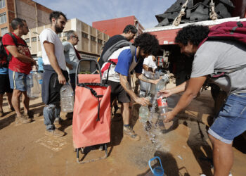 PAIPORTA (VALENCIA), 31/10/2024.- Vecinos de Paiporta recogen agua potable de un camión de la UME, este jueves. La Comunitat Valenciana intenta recuperarse de la peor dana del siglo en España, que ha dejado casi un centenar de muertos en esa región, además de un inmenso escenario de daños en carreteras, calles e infraestructuras de numerosas localidades. EFE/Manuel Bruque