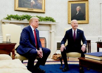 Washington, Dc (United States), 13/11/2024.- US President Joe Biden (R) and President-elect Donald Trump during a meeting in the Oval Office of the White House in Washington, DC, USA, 13 November 2024. Biden will argue in favor of continued US aid to Ukraine during the transition to President-elect Donald Trump's administration, according to national security advisor Jake Sullivan. (Ucrania) EFE/EPA/ALEXANDER DRAGO / POOL