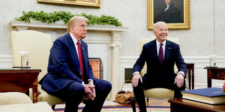 Washington, Dc (United States), 13/11/2024.- US President Joe Biden (R) and President-elect Donald Trump during a meeting in the Oval Office of the White House in Washington, DC, USA, 13 November 2024. Biden will argue in favor of continued US aid to Ukraine during the transition to President-elect Donald Trump's administration, according to national security advisor Jake Sullivan. (Ucrania) EFE/EPA/ALEXANDER DRAGO / POOL