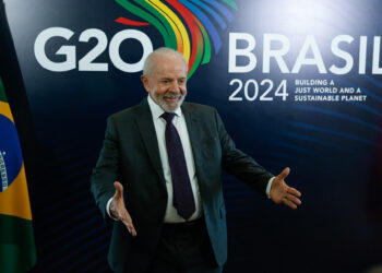 AME8222. RÍO DE JANEIRO (BRASIL), 17/11/2024.- El presidente brasileño, Luiz Inácio Lula da Silva reacciona durante el recibimiento del primer ministro de Vietnam, Pham Minh Chinh, previo a una reunión bilateral, este domingo, un día antes del comienzo del G20, en el Fuerte de Copacabana, en la ciudad de Río de Janeiro (Brasil). EFE/ Sebastiao Moreira