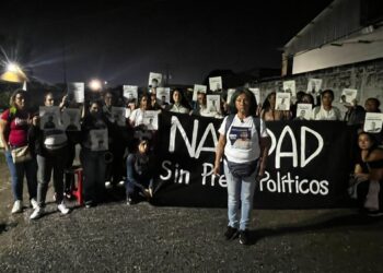 AME4217. TOCUYITO (VENEZUELA), 02/11/2024.- Fotografía cedida el Comité por la Libertad de los Presos Políticos donde se observa a familiares de privados de libertad en una manifestación este sábado, en las inmediaciones de la cárcel de Tocuyito, en Tocuyito (Venezuela). Familiares de detenidos en Venezuela levantaron una vigilia de oración, que comenzó un día antes cerca de la cárcel de Tocuyito, en el estado Carabobo (norte), para pedir la libertad de todos los considerados presos políticos, quienes son acusados, según la ONG Comité por la Libertad de los Presos Políticos, de "terrorismo". EFE/ Comité por la Libertad de los Presos Políticos/SOLO USO EDITORIAL/NO VENTAS/SOLO DISPONIBLE PARA ILUSTRAR LA NOTICIA QUE ACOMPAÑA/CRÉDITO OBLIGATORIO