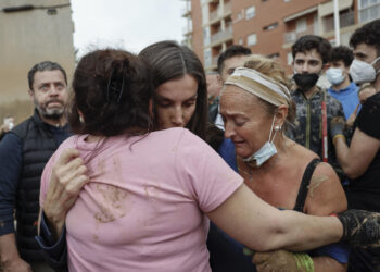 PAIPORTA (VALENCIA), 03/11/2024.- La reina Letizia consuela a dos damnificadas por las inundaciones, durante su visita a Paiporta este domingo. Gritos de 'fuera', así como lanzamiento de barro, están recibiendo a la comitiva de los reyes de España, el presidente del Gobierno, Pedro Sánchez, y el president de la Generalitat, Carlos Mazón, a su llegada al centro de Paiporta. Numerosas personas indignadas han recibido con insultos a la comitiva y se han encarado con ella, mientras que tanto el rey como la reina ha intentado mediar con jóvenes que se les han acercado. EFE/ Ana Escobar