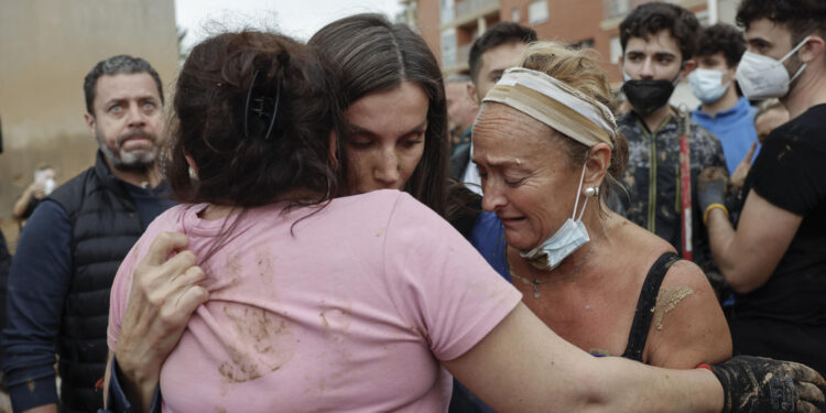 PAIPORTA (VALENCIA), 03/11/2024.- La reina Letizia consuela a dos damnificadas por las inundaciones, durante su visita a Paiporta este domingo. Gritos de 'fuera', así como lanzamiento de barro, están recibiendo a la comitiva de los reyes de España, el presidente del Gobierno, Pedro Sánchez, y el president de la Generalitat, Carlos Mazón, a su llegada al centro de Paiporta. Numerosas personas indignadas han recibido con insultos a la comitiva y se han encarado con ella, mientras que tanto el rey como la reina ha intentado mediar con jóvenes que se les han acercado. EFE/ Ana Escobar