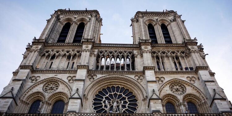 Paris (France), 29/11/2024.- A general view of the Notre-Dame Cathedral in Paris, France, 29 November 2024. French President Emmanuel Macron is visiting the cathedral's construction site on 29 November, to thank the donors and people who worked to rebuild the monument after it was severely damaged in a fire that broke out on 15 April 2019. The Paris Cathedral will be officially inaugurated after nearly six years of renovation work on 07 December 2024. (Francia) EFE/EPA/Sarah Meyssonnier/POOL MAXPPP OUT