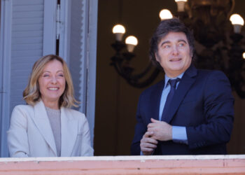 AME9249. BUENOS AIRES (ARGENTINA), 20/11/2024.- El presidente de Argentina, Javier Milei (d) y la primera ministra italiana, Giorgia Meloni, reaccionan durante su primera visita oficial este miércoles en la Casa Rosada en Buenos Aires (Argentina). Milei recibió a la primera ministra italiana, Giorgia Meloni, en la Casa Rosada (sede del Ejecutivo), donde ambos se fundieron en un gran abrazo e intercambiaron sonrisas cómplices antes de retirarse para celebrar una reunión bilateral. EFE/Juan Ignacio Roncoroni