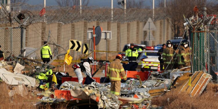 Muan (South Korea), 29/12/2024.- Firefighters search at the wreckage of the Jeju Air aircraft at Muan International Airport in Muan, 288 kilometers southwest of Seoul, South Korea, 29 December 2024. According to the National Fire Agency, a passenger jet carrying 181 people erupted in flames after going off the runway at an airport in South Korea's southwestern county of Muan on 29 December, leaving at least 176 people dead. (Corea del Sur, Seúl) EFE/EPA/HAN MYUNG-GU