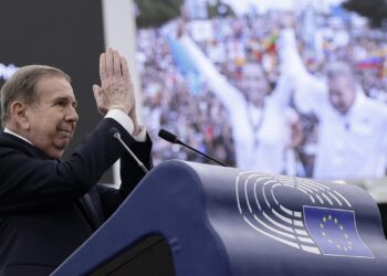 Strasbourg (France), 17/12/2024.- Presidential opposition candidate in Venezuela Edmundo Gonzalez Urrutia gestures during the Sakharov Prize award ceremony at the European Parliament in Strasbourg in Strasbourg, France, 17 December 2024. Members of the European Parliament have awarded the 2024 Sakharov Prize for Freedom of Thought to Venezuelan opposition leader Maria Corina Machado and Presidential opposition candidate Edmundo Gonzalez Urrutia. (Francia, Estrasburgo) EFE/EPA/RONALD WITTEK