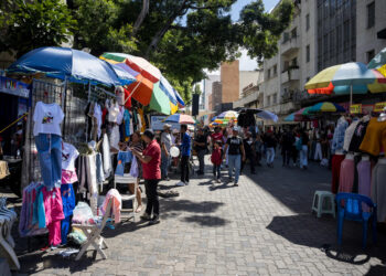 AME3731. CARACAS (VENEZUELA), 06/12/2024.- Fotografía del 29 de noviembre del 2024 de personas comprando en varios comercios en Caracas (Venezuela). Pantalones en 40 euros, cosméticos a partir de 10 euros y una promoción de dos camisetas por 20 ofrece una tienda de un país que no es europeo ni ha adoptado formalmente la divisa. Son los precios de un establecimiento en un centro comercial de Caracas, la capital de la Venezuela multimoneda. EFE/ Miguel Gutiérrez