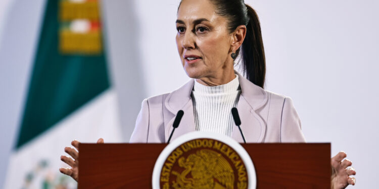 MEX1065. CIUDAD DE MÉXICO (MÉXICO), 04/10/2024 .- La presidenta de México Claudia Sheinbaum, habla este viernes durante su conferencia de prensa matutina en Palacio Nacional, en la Ciudad de México (México). Sheinbaum afirmó que el Ejército mexicano denunció a los militares que dispararon a migrantes en Chiapas, estado de la frontera sur del país, donde murieron seis personas de Egipto, El Salvador y Perú. EFE/ Sáshenka Gutiérrez