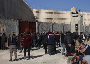 Damascus (Syrian Arab Republic), 09/12/2024.- Syrians wait to hear about detainees they believe were held in secret cells at Sednaya prison, dubbed by Amnesty International as the 'Human Slaughterhouse', near Damascus, Syria, 09 December 2024. The Political Affairs Department of the Syrian Salvation Government said 30,000 prisoners have been released so far from only the first floor of Sednaya prison in Damascus. Rescue efforts continue to find prisoners. Syrian rebels entered Damascus on 08 December 2024 and announced in a televised statement the 'Liberation of the city of Damascus and the overthrow of Bashar al-Assad', as well as the release of all the prisoners. (Siria, Damasco) EFE/EPA/MOHAMMED AL RIFAI