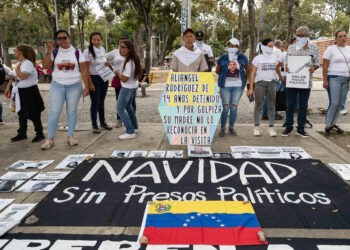 AME4420. CARACAS (VENEZUELA), 09/12/2024.- Personas se manifiestan durante una protesta de Familiares de "presos políticos" frente a la sede del Ministerio Público (Fiscalía), este lunes, en Caracas (Venezuela). Isabel Ramírez, madre del considerado "preso político" Carlos Valecillo Ramírez, exigió este lunes al presidente de Venezuela, Nicolás Maduro, que libere a su hijo, luego de denunciar que el detenido intentó suicidarse en la cárcel de Tocorón, en el estado Aragua (norte). EFE/ Ronald Peña