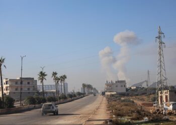 Idlib (Syrian Arab Republic), 01/12/2024.- Smoke rises as a result of an airstrike in Idlib, northern Syria, 01 December 2024. According to the White Helmets, the Syrian civil group in northwestern Syria, at least eight people, including two children, were killed and 63 others injured in airstrikes carried out on residential neighborhoods in Idlib city. Syrian opposition forces led by the Islamist militant group Hayat Tahrir al-Sham (HTS) launched a large offensive on 27 November, taking large parts of Aleppo, the country's second-biggest city, triggering counterattacks by Syrian regime forces on opposition-controlled areas as well as Russian and Syrian airstrikes. (Rusia, Siria) EFE/EPA/MOHAMMED AL-RIFAI