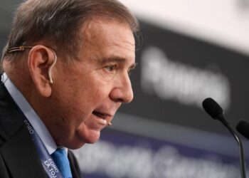 El candidato presidencial de la oposición venezolana, Edmundo González Urrutia, participa en el evento Foro La Toja - Enlace Atlántico, en A Illa da Toxa el 4 de octubre de 2024. (Foto de MIGUEL RIOPA / AFP) | Foto: AFP