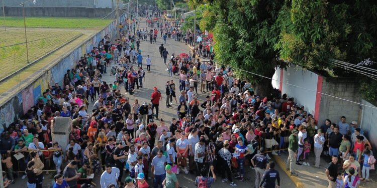 MEX8610. TAPACHULA (MÉXICO), 26/12/2024.- Fotografía aérea que muestra migrantes haciendo fila el 22 de diciembre de 2024, para realizar sus procesos migratorios, en el municipio de Tapachula en Chiapas (México). Migrantes en la frontera sur de México piden apoyo a la presidenta, Claudia Sheinbaum, para que los deporte porque prefieren retornar a sus países antes que quedarse en territorio mexicano ante las restricciones que se avecinan con el mandatario electo de Estados Unidos, Donald Trump. EFE/ Juan Manuel Blanco