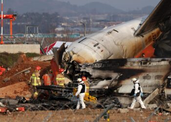 Muan (South Korea), 29/12/2024.- Integrantes del cuerpo del bomberos trabaja en los restos del avión de Jeju Air en el aeropuerto internacional de Muan este domingo, al suroeste de Seúl (Corea del Sur). Según la Agencia Nacional de Bomberos, un avión de pasajeros que transportaba a 181 personas estalló en llamas tras salirse de la pista en un aeropuerto del condado de Muan, al suroeste de Corea del Sur, dejando al menos 176 muertos. EFE/EPA/EFE/ Han Myung-gu