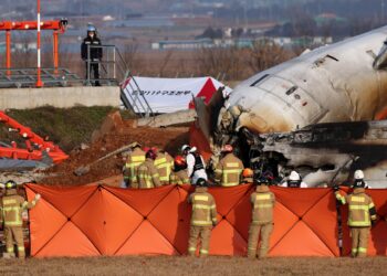 Muan (South Korea), 29/12/2024.- Firefighters search at the wreckage of the Jeju Air aircraft at Muan International Airport in Muan, 288 kilometers southwest of Seoul, South Korea, 29 December 2024. According to the National Fire Agency, a passenger jet carrying 181 people erupted in flames after going off the runway at an airport in South Korea's southwestern county of Muan on 29 December, leaving at least 176 people dead. (Corea del Sur, Seúl) EFE/EPA/HAN MYUNG-GU