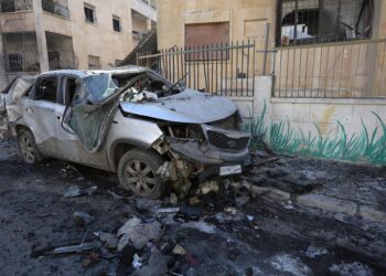 Idlib (Syrian Arab Republic), 01/12/2024.- A damaged car after an airstrike in Idlib, northern Syria, 01 December 2024. According to the White Helmets, the Syrian civil group in northwestern Syria, at least eight people, including two children, were killed and 63 others injured in airstrikes carried out on residential neighborhoods in Idlib city. Syrian opposition forces led by the Islamist militant group Hayat Tahrir al-Sham (HTS) launched a large offensive on 27 November, taking large parts of Aleppo, the country's second-biggest city, triggering counterattacks by Syrian regime forces on opposition-controlled areas as well as Russian and Syrian airstrikes. (Rusia, Siria) EFE/EPA/MOHAMMED AL-RIFAI