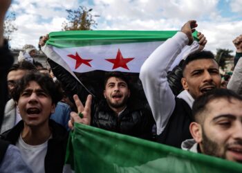 Istanbul (Turkey), 08/12/2024.- Supporters of the Syrian opposition residing in Turkey wave the Syrian flag of the opposition and celebrate the rebel take over of Damascus at Fatih Mosque in Istanbul, Turkey, 08 December 2024. Syrian rebels entered Damascus on 08 December 2024 and announced in a televised statement the 'Liberation of the city of Damascus and the overthrow of Bashar al-Assad,' as well as the release of all the prisoners. The rebels also urged the Syrian armed forces to leave Syrian public institutions, which will stay under the control of the outgoing Syrian prime minister until the official handover ceremony. (Siria, Turquía, Damasco, Estanbul) EFE/EPA/ERDEM SAHIN