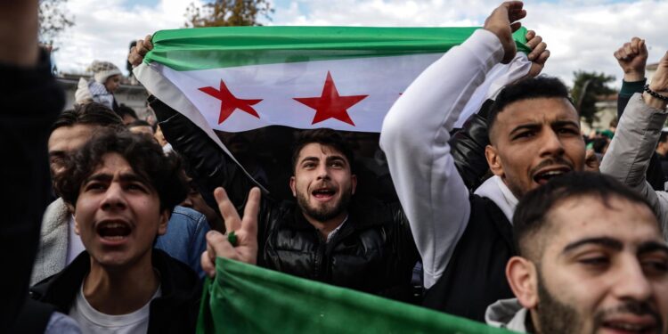 Istanbul (Turkey), 08/12/2024.- Supporters of the Syrian opposition residing in Turkey wave the Syrian flag of the opposition and celebrate the rebel take over of Damascus at Fatih Mosque in Istanbul, Turkey, 08 December 2024. Syrian rebels entered Damascus on 08 December 2024 and announced in a televised statement the 'Liberation of the city of Damascus and the overthrow of Bashar al-Assad,' as well as the release of all the prisoners. The rebels also urged the Syrian armed forces to leave Syrian public institutions, which will stay under the control of the outgoing Syrian prime minister until the official handover ceremony. (Siria, Turquía, Damasco, Estanbul) EFE/EPA/ERDEM SAHIN