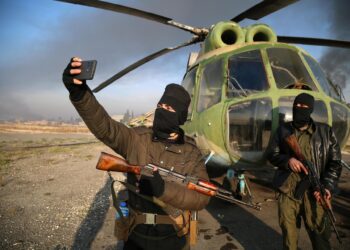 Aleppo (Syrian Arab Republic), 02/12/2024.- Armed men take selfies at the Nayrab military airport, in Aleppo, Syria, 02 December 2024. Syrian opposition forces, led by the Islamist militant group Hayat Tahrir al-Sham (HTS) launched an offensive on 27 November, taking large parts of Aleppo, Syria's second-largest city. The offensive triggered counterattacks by the Syrian regime forces as well as Russian and Syrian airstrikes on opposition-controlled areas. More than 400 people, including civilians and militants have been killed since 27 November, SOHR stated, while the United Nations Office for the Coordination of Humanitarian Affairs (OCHA) stated that over 20,000 people have been internally displaced within Aleppo and to other governorates. (Rusia, Siria) EFE/EPA/BILAL AL HAMMOUD