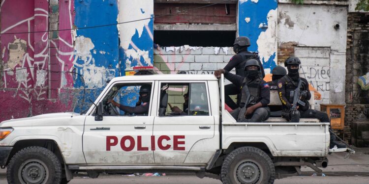 PUERTO PRÍNCIPE (HAITÍ), 24/12/2024.- Policías patrullan por una calle luego de un ataque a un hospital publico este martes, en Puerto Príncipe (Haití). Individuos armados pertenecientes a la coalición Vivre Ensemble (Vivir Junto) sacudieron el centro de la capital de Haití, atacando el principal hospital público de Puerto Príncipe y matando al menos dos periodistas y un policía, un suceso que las autoridades han prometido que no quedará impune. EFE/ Johnson Sabin