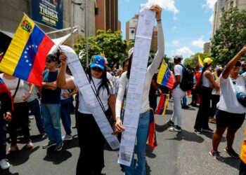 Venezolanos muestran copias de actas de votación para denunciar el presunto fraude electoral cometido por el gobierno de Nicolás Maduro, durante una protesta en Caracas el 17 de agosto de 2024. Jeampier Arguinzones dpa/picture-alliance/Sipa USA  Read more at: https://www.elnuevoherald.com/noticias/america-latina/venezuela-es/article297195699.html#storylink=cpy