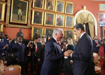 AME201. CARACAS (VENEZUELA), 10/01/2025.- Fotografía cedida por el Palacio de Miraflores del presidente de Venezuela, Nicolás Maduro (d), saludando a su homólogo de Cuba, Miguel Díaz-Canel, este viernes, en Caracas (Venezuela). Maduro fue juramentado como el presidente de Venezuela, para el período 2025-2031, por la Asamblea Nacional (AN, Parlamento), controlado por el oficialismo, pese a que la oposición mayoritaria reivindica que Edmundo González Urrutia fue el ganador de los comicios de julio pasado. EFE/ Palacio de Miraflores /SOLO USO EDITORIAL/ SOLO DISPONIBLE PARA ILUSTRAR LA NOTICIA QUE ACOMPAÑA (CRÉDITO OBLIGATORIO)