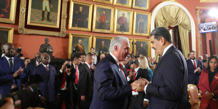 AME201. CARACAS (VENEZUELA), 10/01/2025.- Fotografía cedida por el Palacio de Miraflores del presidente de Venezuela, Nicolás Maduro (d), saludando a su homólogo de Cuba, Miguel Díaz-Canel, este viernes, en Caracas (Venezuela). Maduro fue juramentado como el presidente de Venezuela, para el período 2025-2031, por la Asamblea Nacional (AN, Parlamento), controlado por el oficialismo, pese a que la oposición mayoritaria reivindica que Edmundo González Urrutia fue el ganador de los comicios de julio pasado. EFE/ Palacio de Miraflores /SOLO USO EDITORIAL/ SOLO DISPONIBLE PARA ILUSTRAR LA NOTICIA QUE ACOMPAÑA (CRÉDITO OBLIGATORIO)