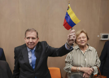 AME1498. CIUDAD DE GUATEMALA (GUATEMALA), 15/01/2025.- El líder opositor venezolano Edmundo González Urrutia sostiene una bandera de Venezuela a su llegada a un encuentro con ciudadanos venezolanos residentes en Guatemala este miércoles, en la Ciudad de Guatemala (Guatemala). González Urrutia, quien asegura ser el ganador de las elecciones presidenciales de su país en julio pasado, arribó este martes a Guatemala como parte de una gira que lleva a cabo por América en busca de apoyo internacional ante un eventual retorno a Venezuela. EFE/ David Toro