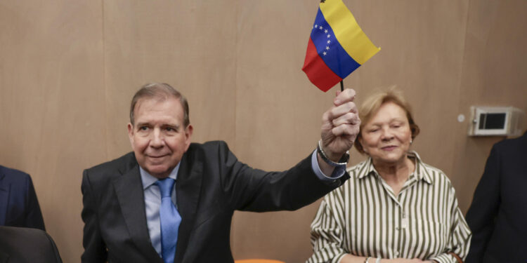 AME1498. CIUDAD DE GUATEMALA (GUATEMALA), 15/01/2025.- El líder opositor venezolano Edmundo González Urrutia sostiene una bandera de Venezuela a su llegada a un encuentro con ciudadanos venezolanos residentes en Guatemala este miércoles, en la Ciudad de Guatemala (Guatemala). González Urrutia, quien asegura ser el ganador de las elecciones presidenciales de su país en julio pasado, arribó este martes a Guatemala como parte de una gira que lleva a cabo por América en busca de apoyo internacional ante un eventual retorno a Venezuela. EFE/ David Toro