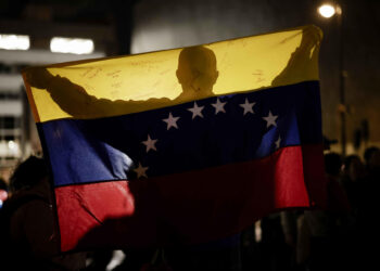 AME077. SAN JOSÉ (COSTA RICA), 09/01/2025.- Una persona venezolana sostiene una bandera en una manifestación este jueves, en la Plaza de la Democracia de San José (Costa Rica). Decenas de venezolanos radicados en Costa Rica se manifestaron este jueves por la "libertad" de Venezuela y para expresar su apoyo al líder opositor Edmundo González Urrutia, a quien consideran el presidente electo de su país. EFE/ Jeffrey Arguedas