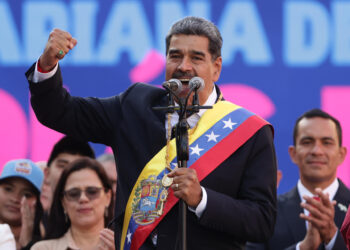 -FOTODELDÍA- AME290. MIRAFLORES (VENEZUELA), 10/01/2025.- El líder chavista Nicolás Maduro pronuncia un discurso este viernes, en Miraflores a unos 74 km de Caracas (Venezuela). Maduro defendió este viernes su investidura presidencial para un tercer sexenio, cuestionada por el antichavismo y gran parte de la comunidad internacional tras las denuncias opositoras de "fraude" en las elecciones de julio pasado, como una "gran victoria venezolanista" y celebró que no la pudieran "impedir". EFE/ Ronald Peña R.