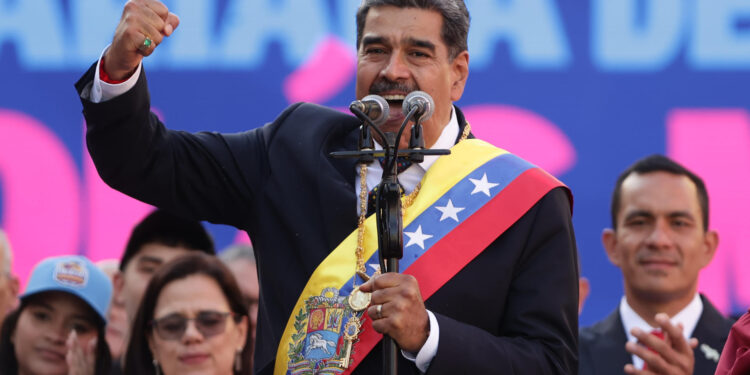 -FOTODELDÍA- AME290. MIRAFLORES (VENEZUELA), 10/01/2025.- El líder chavista Nicolás Maduro pronuncia un discurso este viernes, en Miraflores a unos 74 km de Caracas (Venezuela). Maduro defendió este viernes su investidura presidencial para un tercer sexenio, cuestionada por el antichavismo y gran parte de la comunidad internacional tras las denuncias opositoras de "fraude" en las elecciones de julio pasado, como una "gran victoria venezolanista" y celebró que no la pudieran "impedir". EFE/ Ronald Peña R.