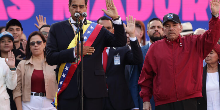 AME315. CARACAS (VENEZUELA), 10/01/2025.- El líder chavista Nicolás Maduro (c) participa en un acto junto al presidente de Nicaragua, Daniel Ortega (d) este viernes, en Caracas (Venezuela). Maduro defendió su investidura presidencial para un tercer sexenio, cuestionada por el antichavismo y gran parte de la comunidad internacional tras las denuncias opositoras de "fraude" en las elecciones de julio pasado, como una "gran victoria venezolanista" y celebró que no la pudieran "impedir". EFE/ Ronald Peña R.