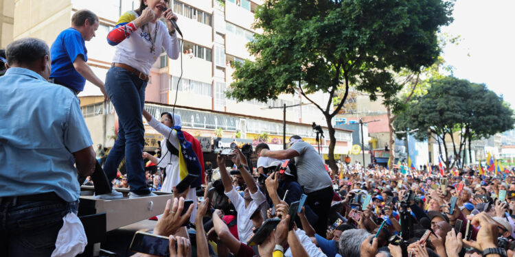 AME9799. CARACAS (VENEZUELA), 09/01/2025.- La líder antichavista María Corina Machado pronuncia un discurso este jueves, en una manifestación en Caracas (Venezuela). Machado anunció, a un día de la toma de posesión presidencial, el comienzo de una "nueva fase" del proceso para "la libertad de Venezuela", y pidió a los ciudadanos estar atentos a las señales sobre los próximos pasos. EFE/ Miguel Gutiérrez